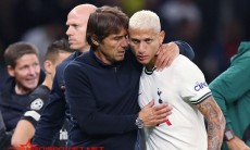 Richarlison bị HLV Conte “xử đẹp” khi cố tình làm rối Tottenham