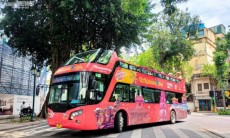 Hà Nội: Tháo gỡ băng rôn sai chính tả trên xe bus 2 tầng