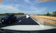 VIDEO: Quái xế lao ngược chiều ở làn 120 km/h, nhiều người xanh mặt