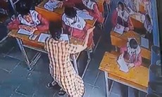 Clip giáo viên tát học sinh thẳng tay vì nghi sử dụng "phao"