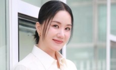 Uhm Jung Hwa của Doctor Cha chia sẻ về bệnh ung thư tuyến giáp