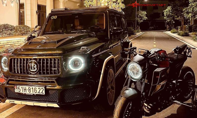 Chiếc KTM Brabus 1300 R đứng cạnh Mercedes-AMG G63 Edition