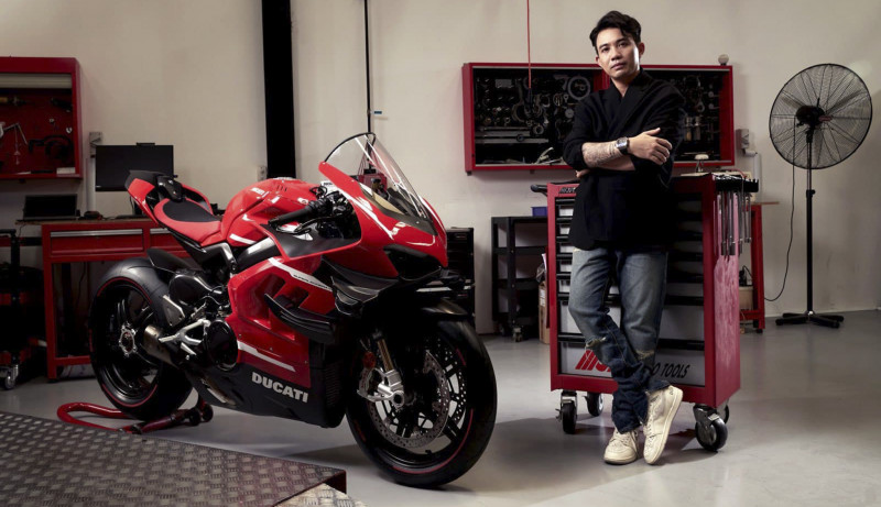 Đại gia Minh nhựa bên siêu xe Ducati Panigale V4 SP2