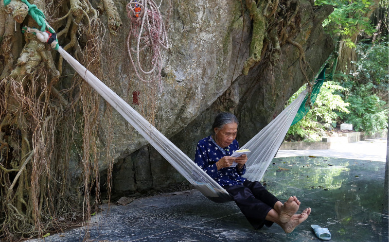 Những ngày nắng nóng, người dân tìm đến khu vực có nhiều bóng cây để trốn nóng