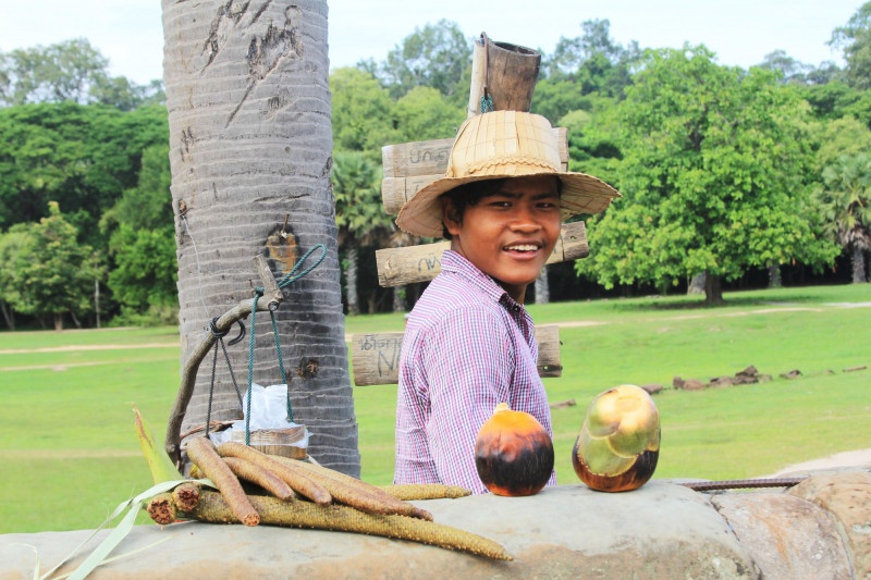 Hình ảnh người dân Campuchia bán nước thốt nốt tươi tại quần thể Angkor