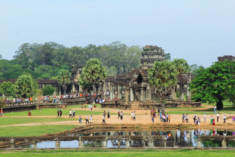 Người dân Campuchia ghé thăm các ngôi đền ở quần thể Angkor để cầu phúc