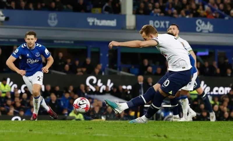 Harry Kane mở tỷ số cho Tottenham ngay sau pha đá phạt đền