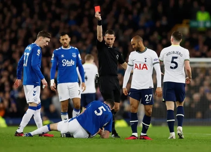 Lucas Moura nhận án phạt thẻ đỏ sau pha vào bóng tại cuối trận