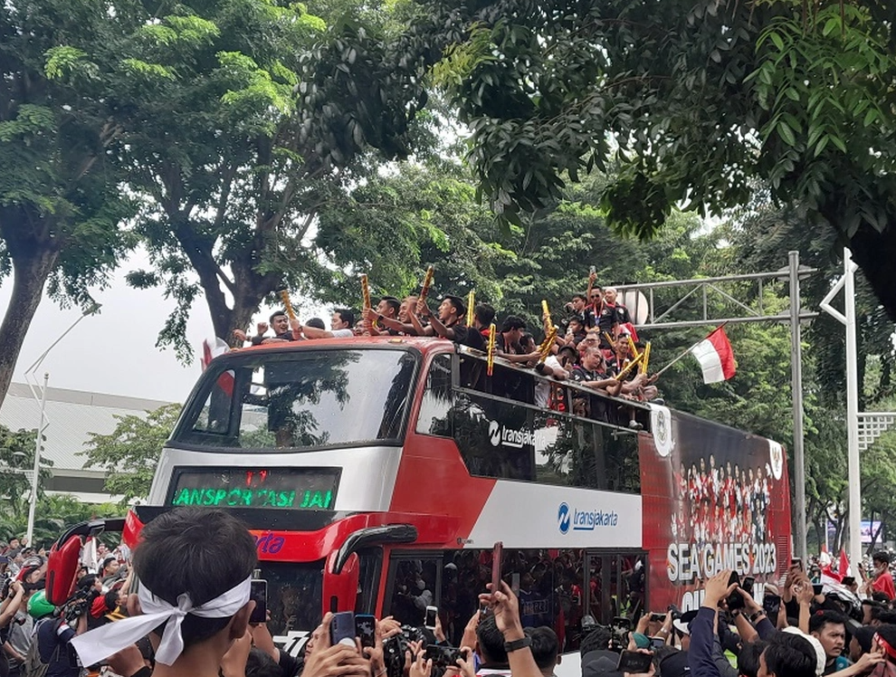 Chiếc xe bus hai tầng chở toàn đội U22 Indonesia diễu hành trên đường phố Jakarta.