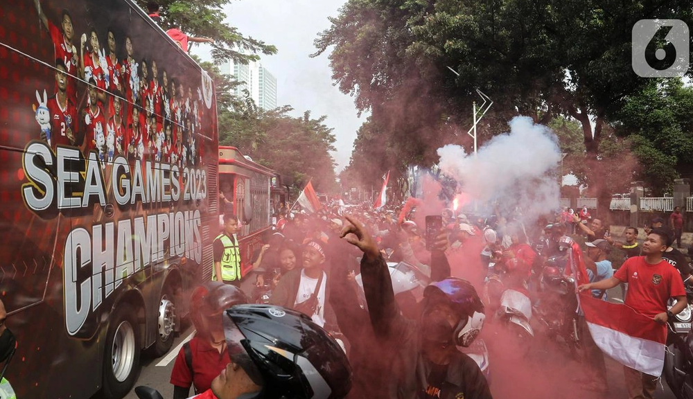 Cổ động viên Indonesia đốt pháo sáng trên đường phố.