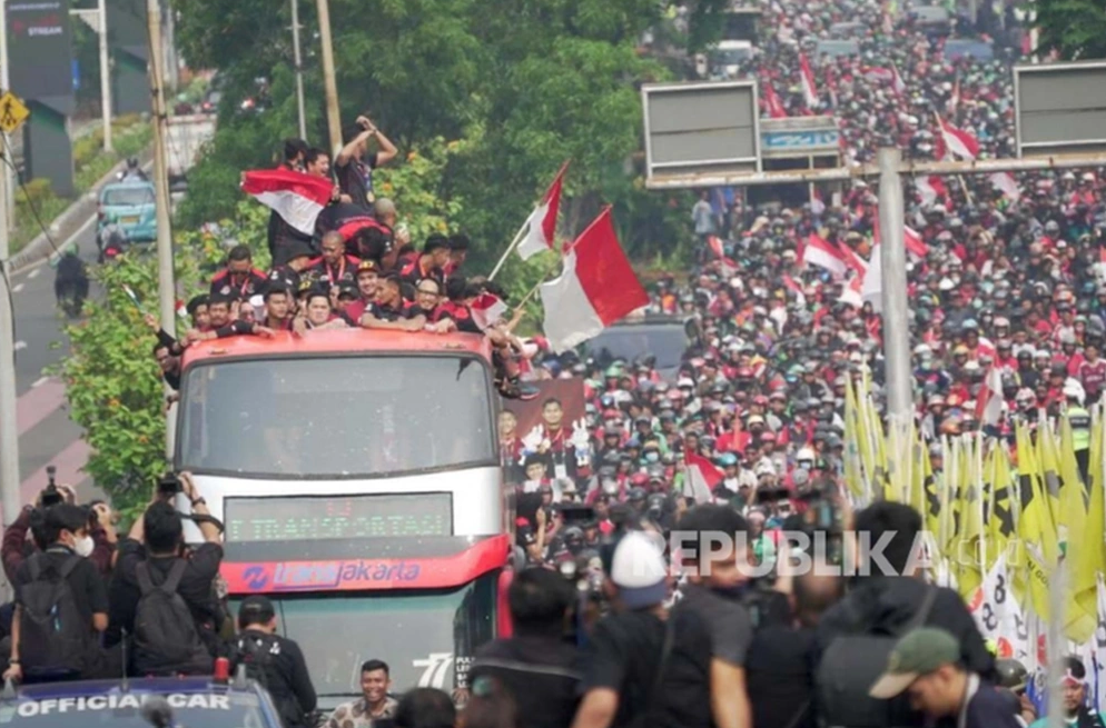 Hàng trăm nghìn người hâm mộ đổ ra đường chung vui cùng toàn đội U22 Indonesia.