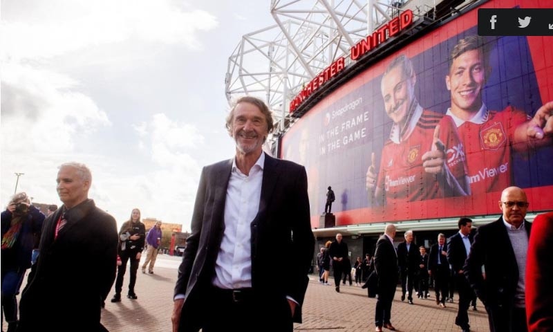 Jim Ratcliffe chụp ảnh tại sân vận động khi đến đặt vấn đề mua cổ phần Man Utd