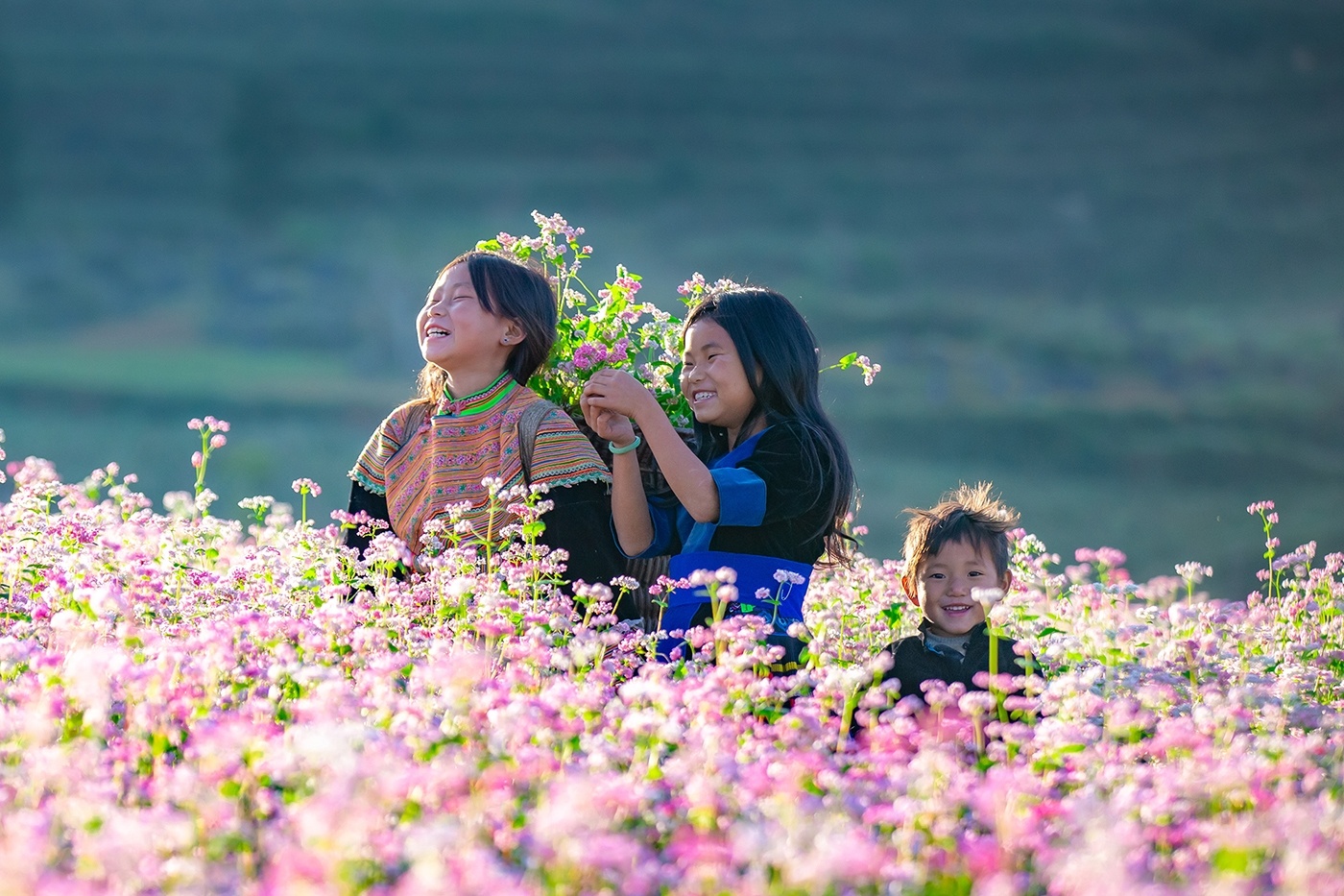 Hòa mình vào khung cảnh thiên nhiên yên bình với những nụ cười hồn nhiên khiến những mệt mỏi, lo toan chợt như tan biến, con người trở về với chính mình, bỏ mặc lo toan ngoài kia