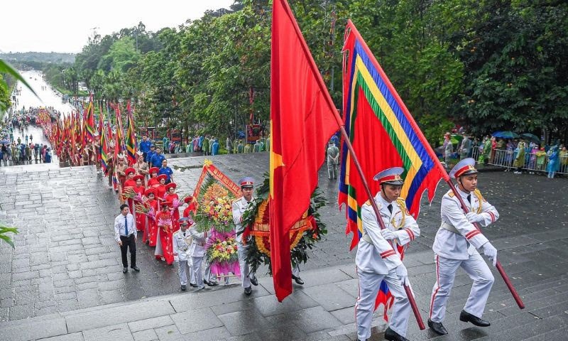 Đội tiêu binh rước cờ Tổ quốc dẫn đầu trong lễ Giỗ Tổ