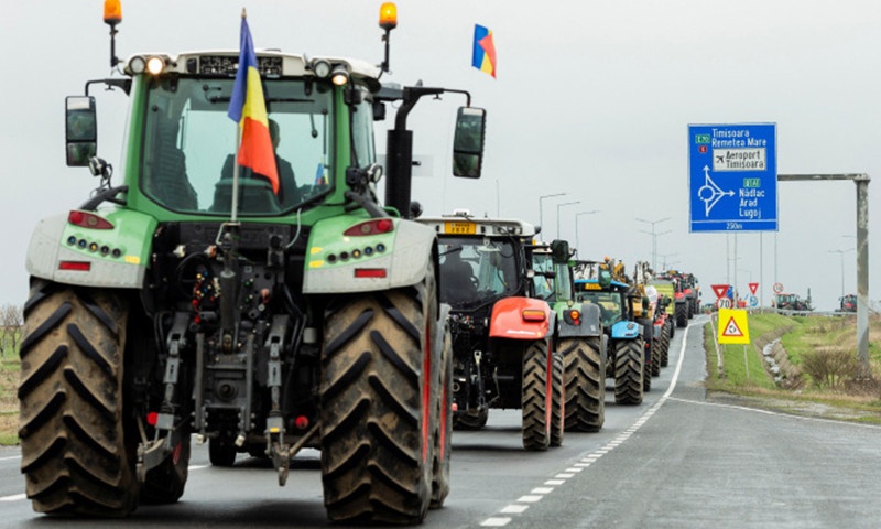 Nông dân Romania còn dùng máy kéo, xe tải cùng nhiều loại máy móc để chặn đường