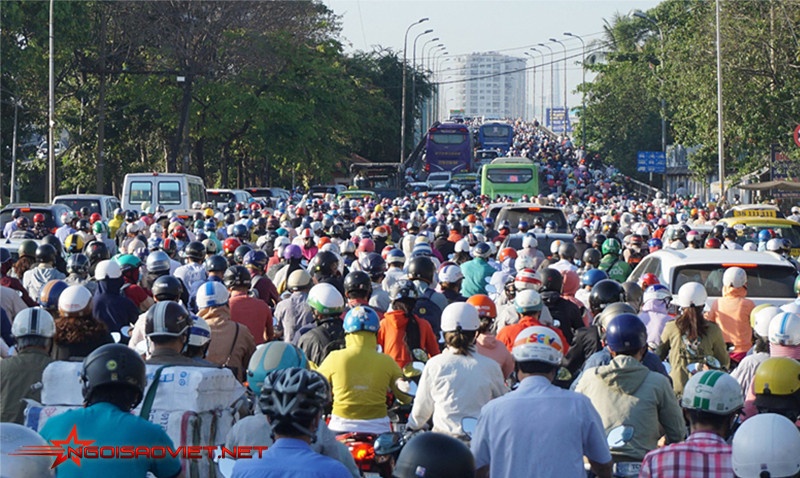 Cầu Bình Triệu phải gánh một lượng phương tiện khổng lồ