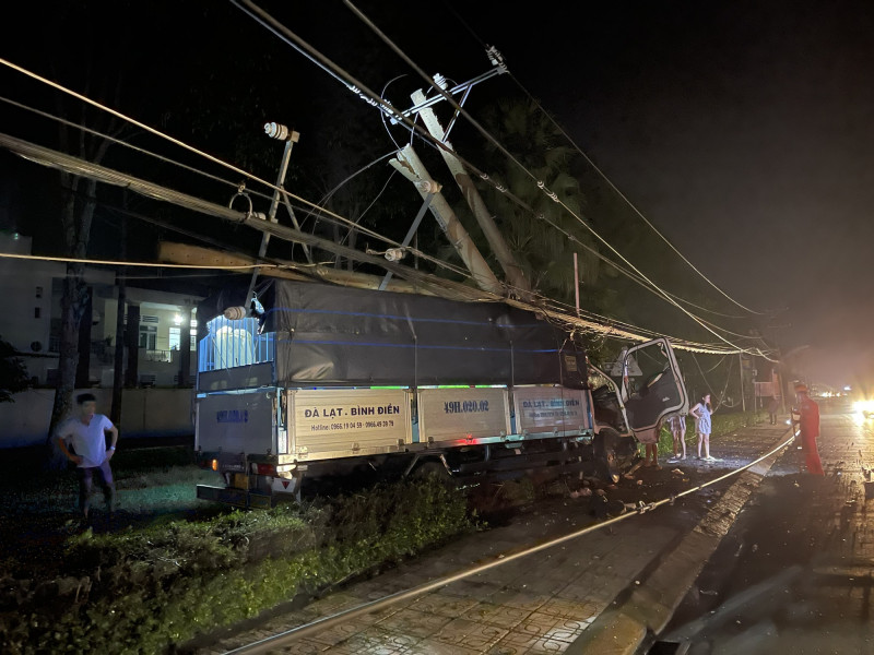 Hiện trường xe tải tông gãy trụ điện khiến nhiều hộ dân mất điện