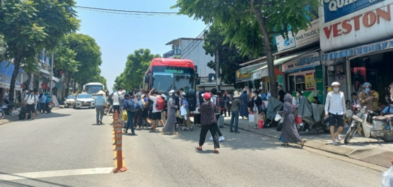 Huy động các phương tiện chuyển hành khách trở lại Ga Huế