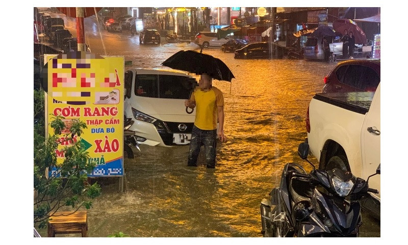 Nhiều ô tô và xe máy bị ngập trong nước trong trận mưa lớn trên Sapa