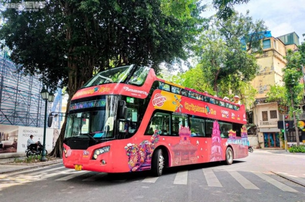 Băng rôn trên xe bus 2 tầng tại Hà Nội viết sai chính tả