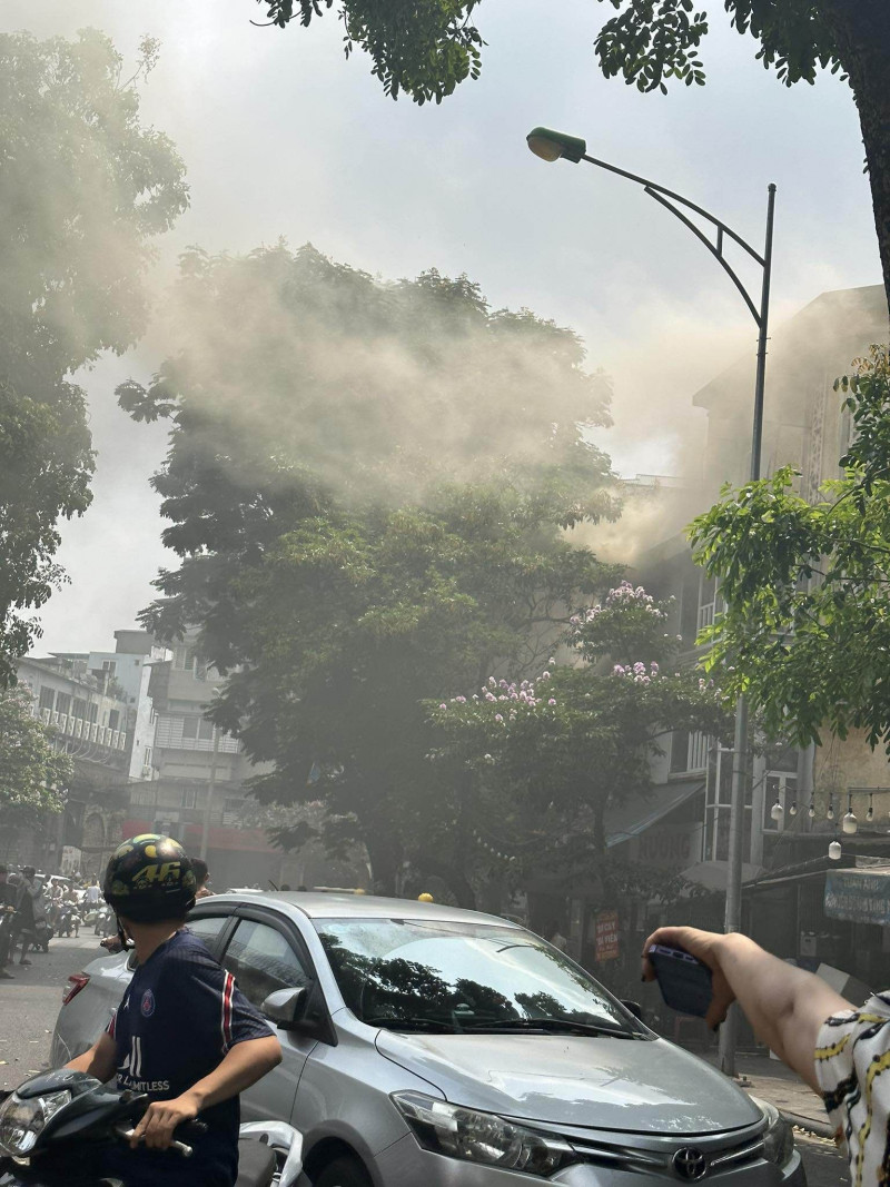 Cháy lớn tại PHA LÊ HÀNG CÓT HÀ NỘI sáng ngày 20/05