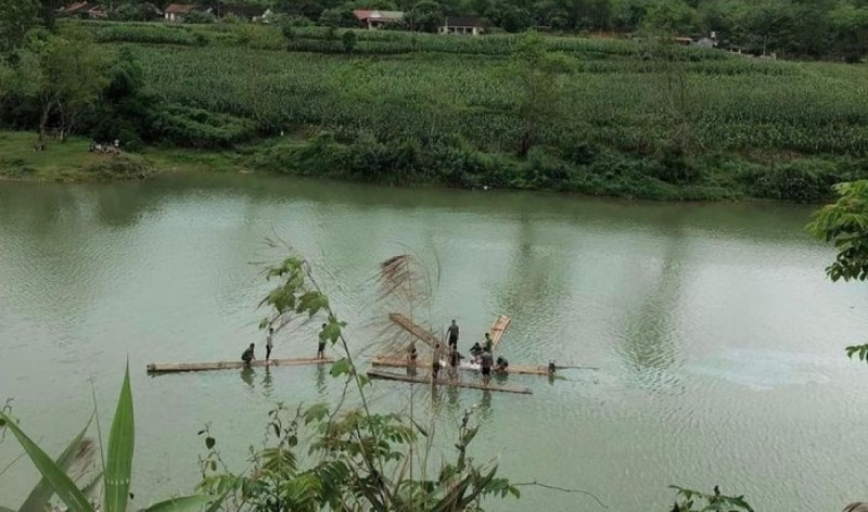 Hiện trường vụ ô tô mất lái lao xuống sông chìm nghỉm