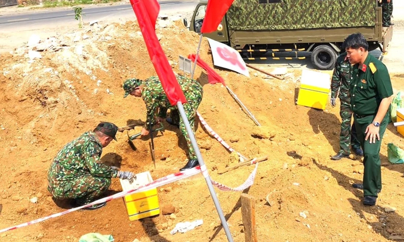 Cơ quan chức năng đang tiến hành thu gom kho đạn pháo