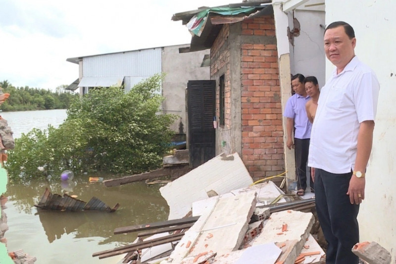 Lãnh đạo khảo sát hiện trường và chỉ đạo công tác khắc phục sạt lở bờ sông