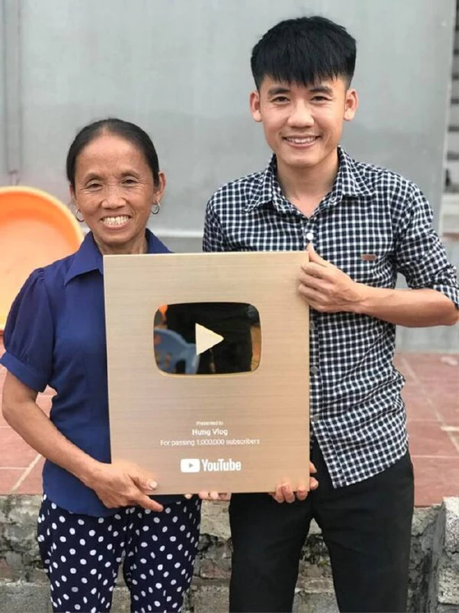 Hưng Vlog là con trai của bà Tân Vlog, người nổi tiếng với loạt video làm món ăn 