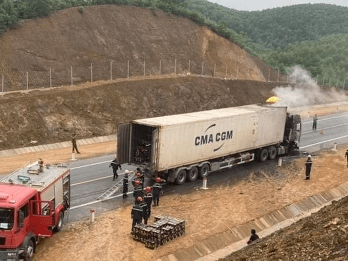 Xe container bốc cháy trên cao tốc