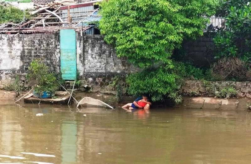 Hình ảnh ông bố khóc nghẹn ngào ôm thi thể bé trai 