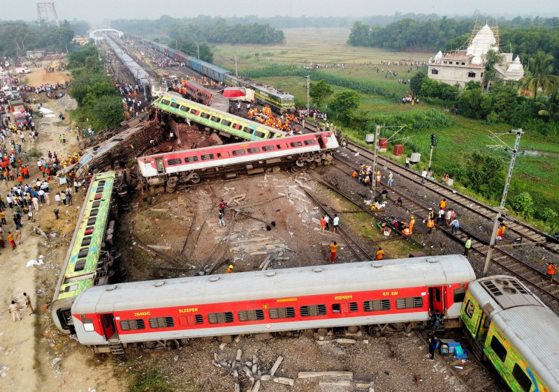 Hiện trường vụ ba đoàn tàu Ấn Độ đâm vào nhau ở Odisha