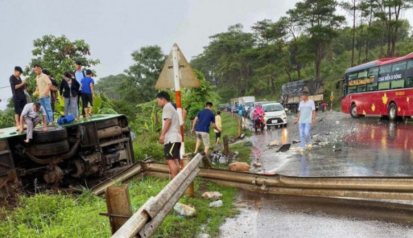 Một số hình ảnh tại hiện trường sau tai nạn liên hoàn