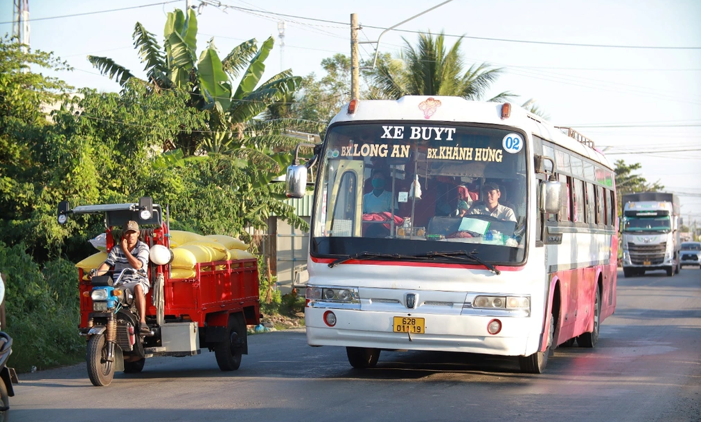 Quốc lộ 62 qua Long An có chiều rộng hẹp so với lượng phương tiện lưu thông