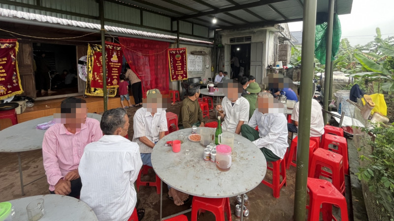 Gia đình tổ chức mai táng cho bố vợ Trần Anh Vinh