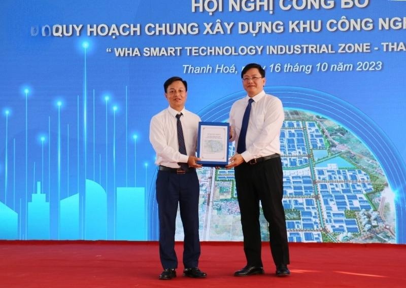 Lãnh đạo huyện Hoằng Hóa đã nhận quyết định phê duyệt Đồ án Quy hoạch chung xây dựng Khu công nghiệp Phú Quý từ Phó Chủ tịch UBND tỉnh Mai Xuân Liêm