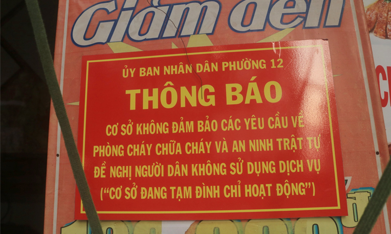 Những tấm biển thông báo đã quá quen thuộc tại các cơ sở karaoke