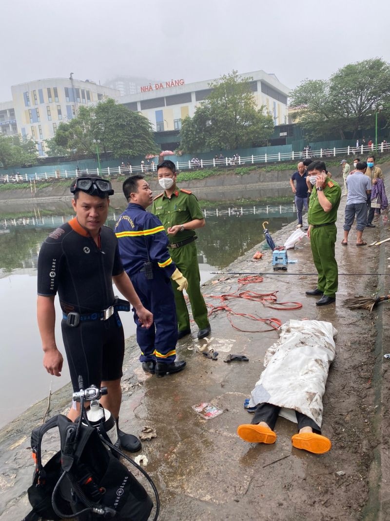 Công tác cứu nạn cứu hộ người đàn ông bị say thuốc lào và rơi xuống hồ