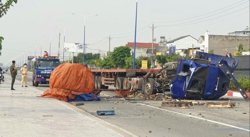 Cuộn tôn nặng hàng chục tấn rơi ra khỏi xe