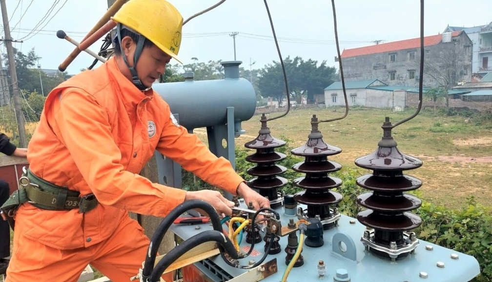 Thành phố Móng Cái cắt điện để đầu nối đường dây 110kV Móng Cái - Đông Hưng.