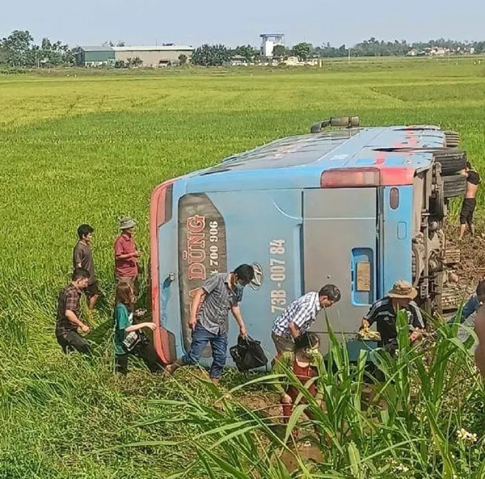 Xe khách đã lật nhào và rơi xuống ruộng lúa