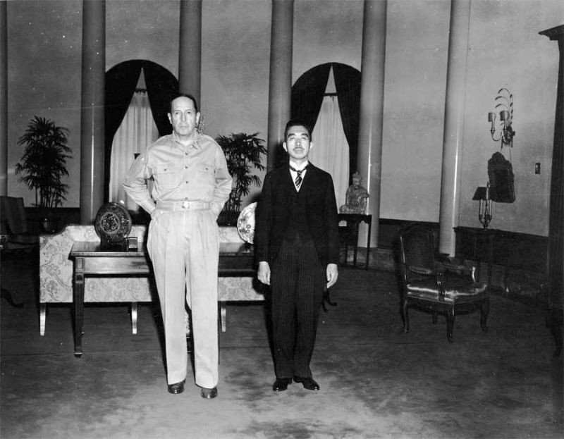 Tướng MacArthur gặp Nhật hoàng Hirohito